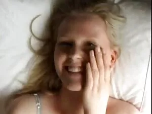 Jolie fille rasée do ... - 04:51 min.